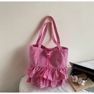 Borsa tote a quadretti rosa con doppie balze e coulisse in un ambiente accogliente