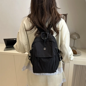 Zaino chic in nylon nero con logo M in metallo e cerniere multiple per donne alla moda