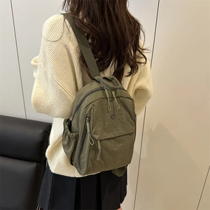 Zaino minimalista in nylon verde oliva per donna con spallacci regolabili e tasche multiple