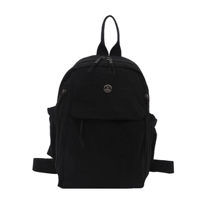 Zaino nero minimalista da donna con tasca frontale e dettaglio logo rotondo in metallo