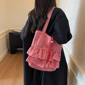 Borsa tote a quadretti bianchi e rossi con volant a strati e chiusura con coulisse