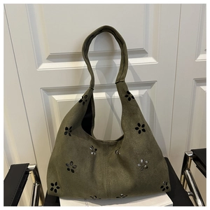 Détail d'un sac cabas vert olive en feutre avec motifs floraux découpés au laser