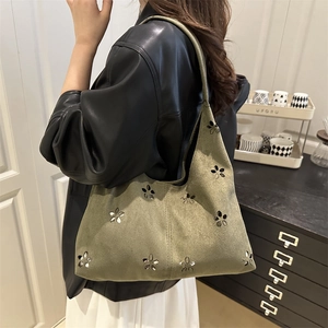 Grand sac hobo vert vintage avec motifs floraux ajourés et paillettes pour l'automne