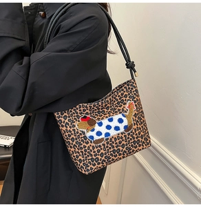 Détail du sac léopard orné d'un écusson brodé en forme de teckel très original