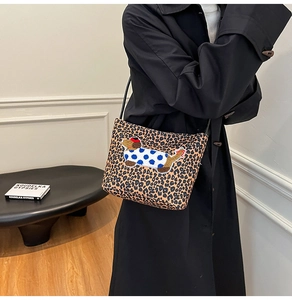 Détail du sac seau à imprimé léopard avec un adorable écusson brodé de chien en peluche