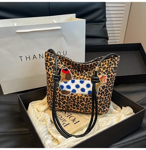 Sac fourre-tout léopard avec broderie teckel en peluche dans un coffret cadeau chic