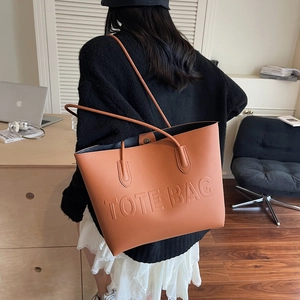 Sac fourre-tout minimaliste en cuir havane avec lettrage embossé et fines bandoulières