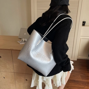 Sac fourre-tout argenté métallisé avec lettrage embossé pour un style chic et moderne