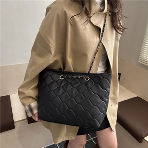 Grand sac cabas noir matelassé avec bandoulière chaîne et motif losange élégant