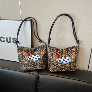 Sac Seau Rétro pour Femmes Imprimé Léopard Sac à Épaule en Nylon Avec Écusson Brodé Chien de Dessin Animé Sac à Main Tendance