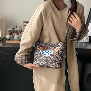 Sac seau léopard tendance avec broderie chien mignonne et fine bandoulière noire