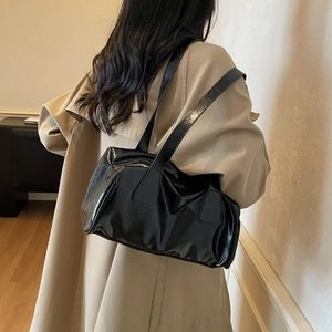 Bolso de hombro minimalista de cuero brillante negro para mujer con estética vintage retro