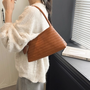 Borsa sottobraccio in pelle intrecciata marrone vintage da donna con tracolla minimalista