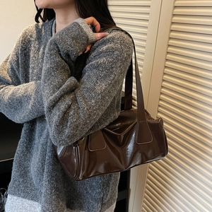 Bolso de hombro retro marrón café para mujer en cuero sintético brillante con estilo cojín