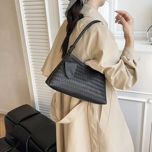 Classica borsa a spalla in pelle intrecciata nera con dettaglio manico a nodo
