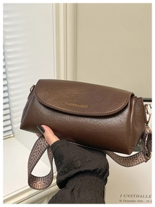 Détail du sac bandoulière marron en similicuir avec bandoulière tissée colorée