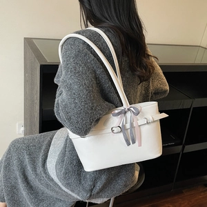 Sac fourre-tout chic en cuir blanc pour femmes avec boucle de ceinture et nœud ruban