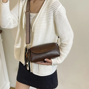 Sac bandoulière en cuir marron avec texture rétro et large bandoulière à motifs