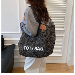 Leoparden-Tote-Bag mit weißem TOTE BAG-Text und Lederetikett an der Schulter