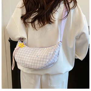 Vue arrière du sac à damier violet clair avec pendentif étoile et large bandoulière