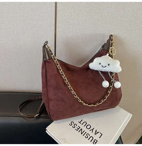 Sac hobo en daim marron avec chaîne dorée et breloque nuage blanc en peluche