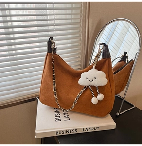 Sac sous le bras en daim marron avec chaîne dorée et détail de charmant nuage en peluche