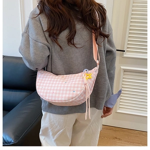 Sac bandoulière rose à carreaux avec motifs d'étoiles et charmant pendentif étoile