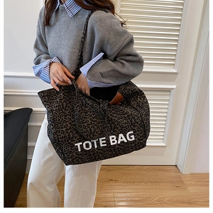 Nahaufnahme der Leopardenmuster-Tragetasche mit weißem TOTE BAG-Schriftzug