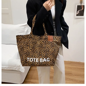 Detail der Totebag mit Leopardenmuster, weißem Text und braunem Lederetikett