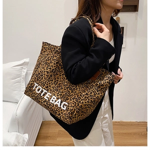 Detailansicht eines großen Canvas-Shoppers mit Leopardenmuster an einem Model