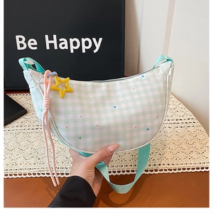 Détail du sac bandoulière demi-lune en tissu à carreaux vert menthe avec étoiles
