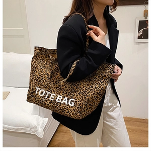 Detailansicht der Canvas-Einkaufstasche mit Leopardenmuster und TOTE BAG Aufdruck