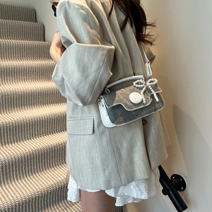 Petit sac carré avec nœud en perles et finitions en cuir blanc sur bandoulière chic
