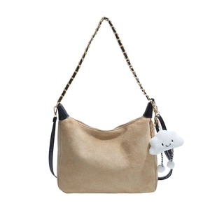 Sac cabas kaki en suédine avec bandoulière chaîne dorée et charm nuage en peluche