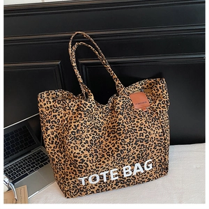 Detail der Leopard-Tragetasche mit braunem Lederetikett und weißem TOTE BAG Text