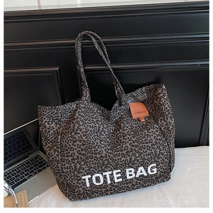 Detailaufnahme der Canvas-Tragetasche mit Leopardenmuster und orangem Lederetikett