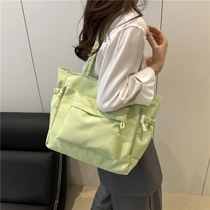 Borsa tote verde chiaro minimalista con tasca frontale e dettagli con coulisse