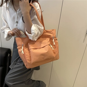 Grande borsa tote in nylon arancione corallo con tirazip in corda sulla spalla