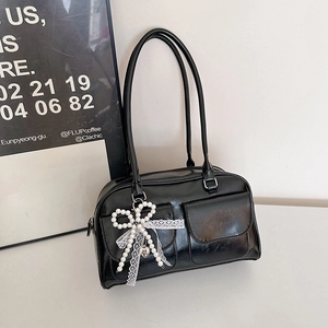 Sac sous le bras chic en cuir verni noir avec pendentif nœud en dentelle