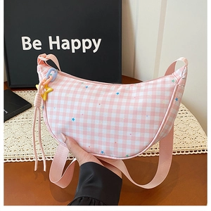 Détail du sac croissant à carreaux roses avec imprimés étoiles et breloque jaune
