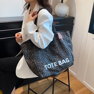 Modische große Tote-Bag mit Leopardenmuster und weißem TOTE BAG Schriftzug