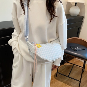 Sac bandoulière à carreaux bleus avec breloque étoile et large bandoulière en tissu