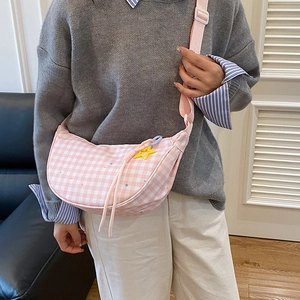 Sac bandoulière demi-lune à carreaux rose et blanc avec pendentif étoile pour femme