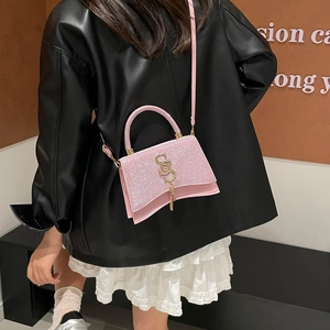 Mini borsa rosa con paillettes, logo dorato e nappa per un look alla moda