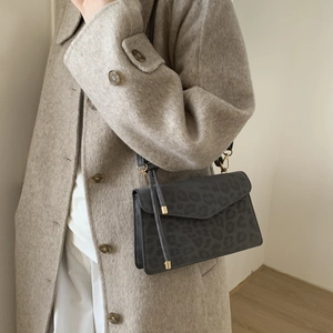 Retro Schultertasche mit Leopardenmuster, Fransen und Goldschnalle zu grauem Mantel