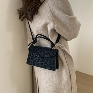 Minimalistische Umhängetasche mit Leopardenmuster, Knotengriff und verstellbarem Riemen