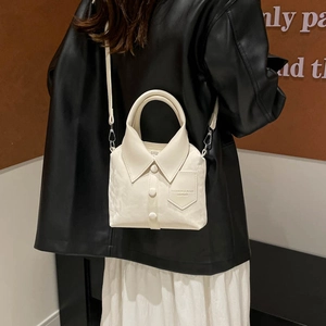 Sac à bandoulière blanc cassé au design chemise avec détails de col et boutons sur modèle