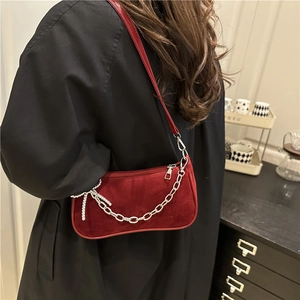 Petit sac baguette chic en daim rouge avec chaîne argentée et breloque nœud strass