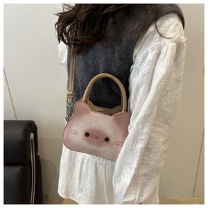 Détail du sac bandoulière rose en forme de chat avec poignée ronde et sangle réglable