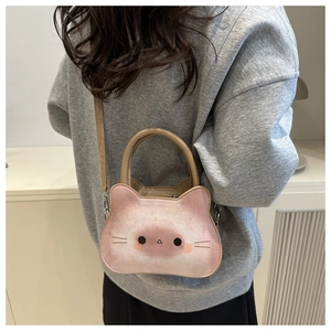 Détail du sac à bandoulière rose et blanc en forme de chat avec visage mignon